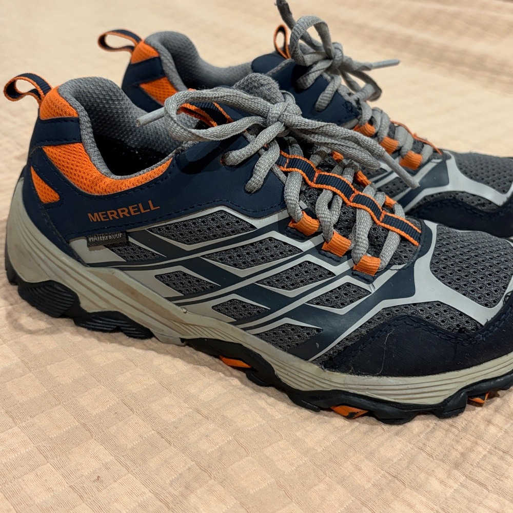 Merrell Waterproof Hiking Shoes sz 2 GREAT CONDITION - Picture 2 of 8